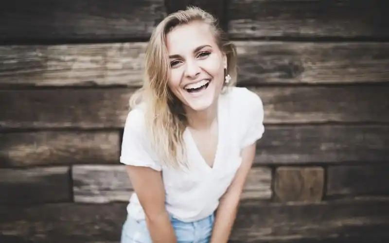 快乐的女孩,金发女郎,微笑 1080x1920 iphone 8/7/6/6s plus 壁纸,图