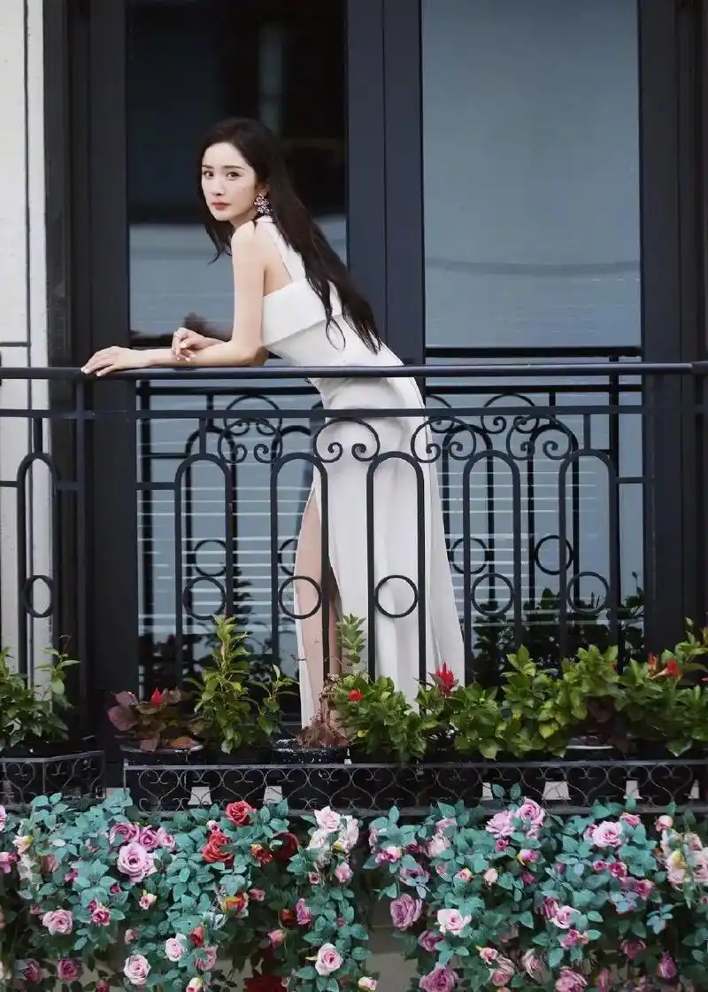 杨幂最新活动造型照片曝光,她穿白色抹胸开叉长裙气质温婉,抬眸 - 抖