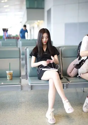 鞠婧祎身穿黑色短裙现身机场长发飘飘红唇肤白身材娇小十分可爱