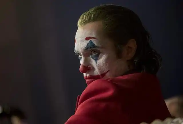 个"坏人"的死轰动了整个城市,人们模仿亚瑟的小丑造型走上街头表达不