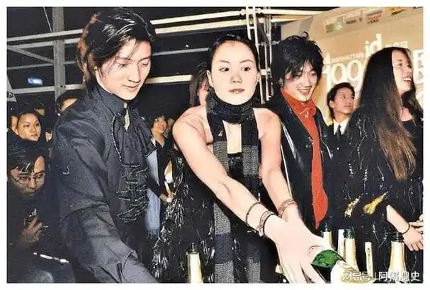 谢霆锋与张柏芝的恋情迅速升温,两人结婚生子,开始了新的生活.