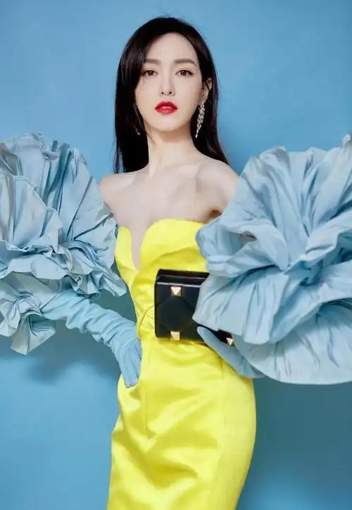 又被唐嫣惊艳了!戴"绣球花"手套穿柠檬黄抹胸裙,网友:绝美
