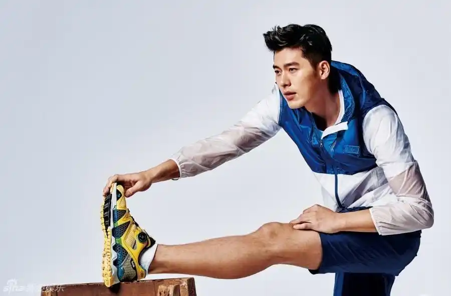 组图:玄彬男神归来拍写真 运动装秀长腿