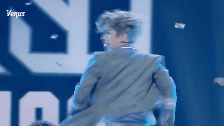 蔡徐坤c位主题曲表演 动图