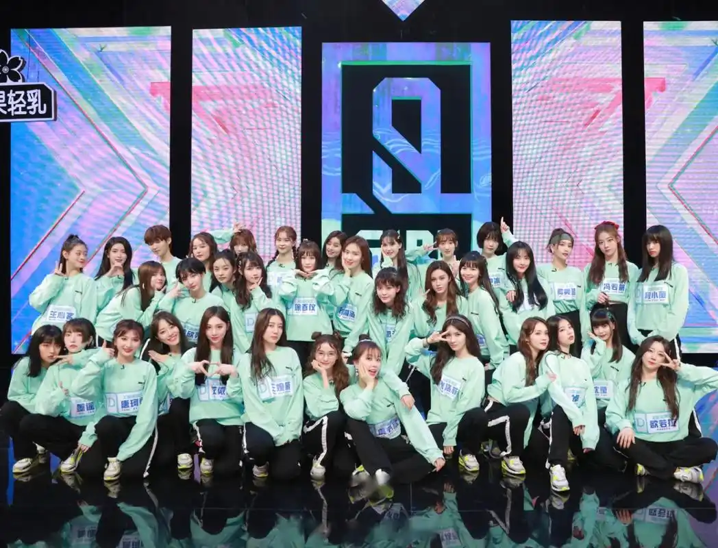 青春有你2选手a-f班班级大合影来了,大家第一眼看到了谁谁更显眼?