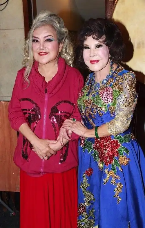 原创69岁邵音音波兰电影节夺奖罕见三代同堂90岁母亲现场见证老怀安慰