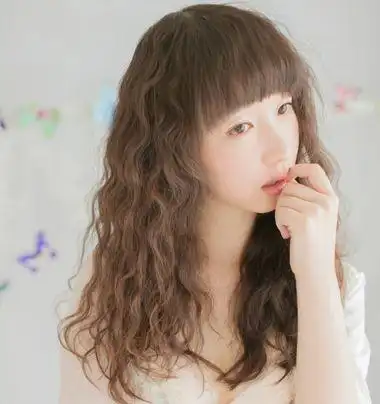 这个答案是毋庸置疑的呢,长发烫成小波浪卷发,没有大波浪卷发那么的