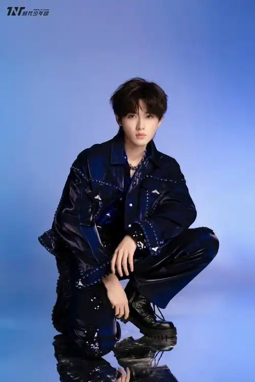 宋亚轩蓝色烟熏妆##宋亚轩演唱会状态