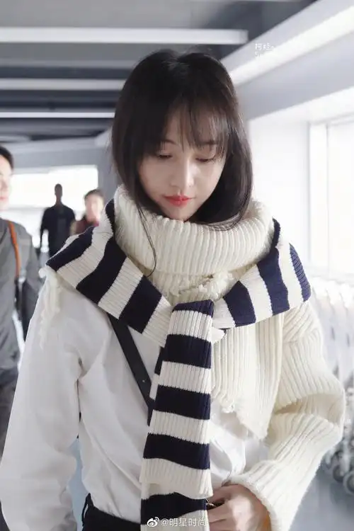 11月9日,郑爽以一身简约黑白搭现身机场