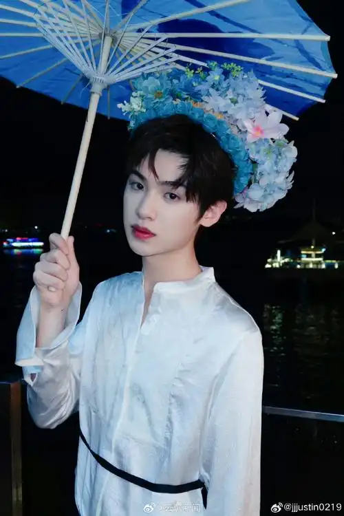 簪花图#黄明昊簪花 图来啦,簪花77马面裙,不一样的体验不一样的帅气