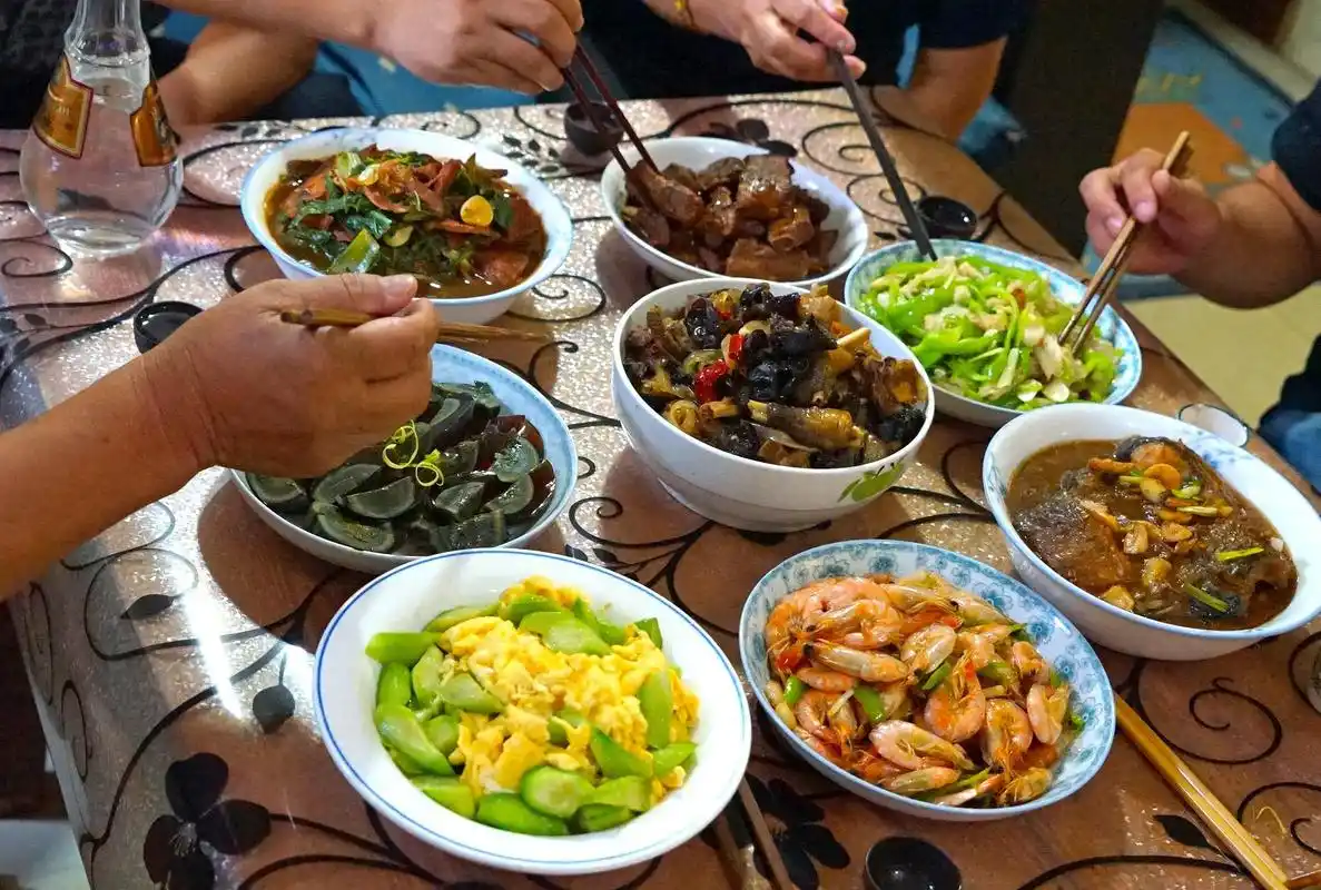 晒一晒我家中秋团圆饭,我和嫂子做了九菜一汤,来评评哪一道最好