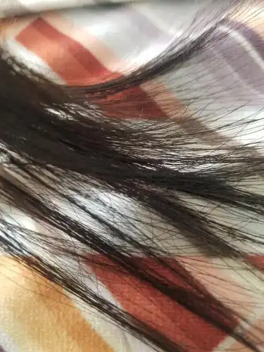 洗完头一缕一缕的 不油 但是发尾打结 几根头发粘在一起 一缕一缕的