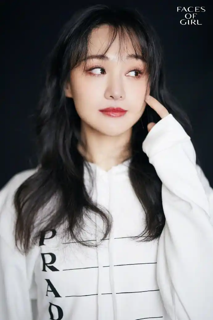 郑爽黑卷发红唇女人味足 对镜戳脸搞怪活泼俏皮