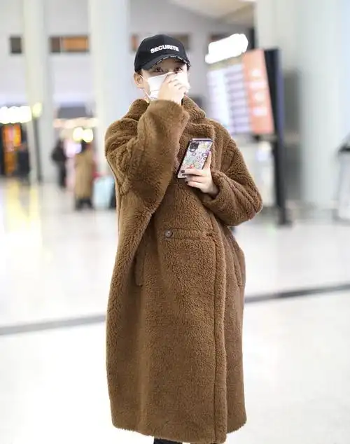 袁姗姗街拍:泰迪熊大衣束口运动裤保暖低调