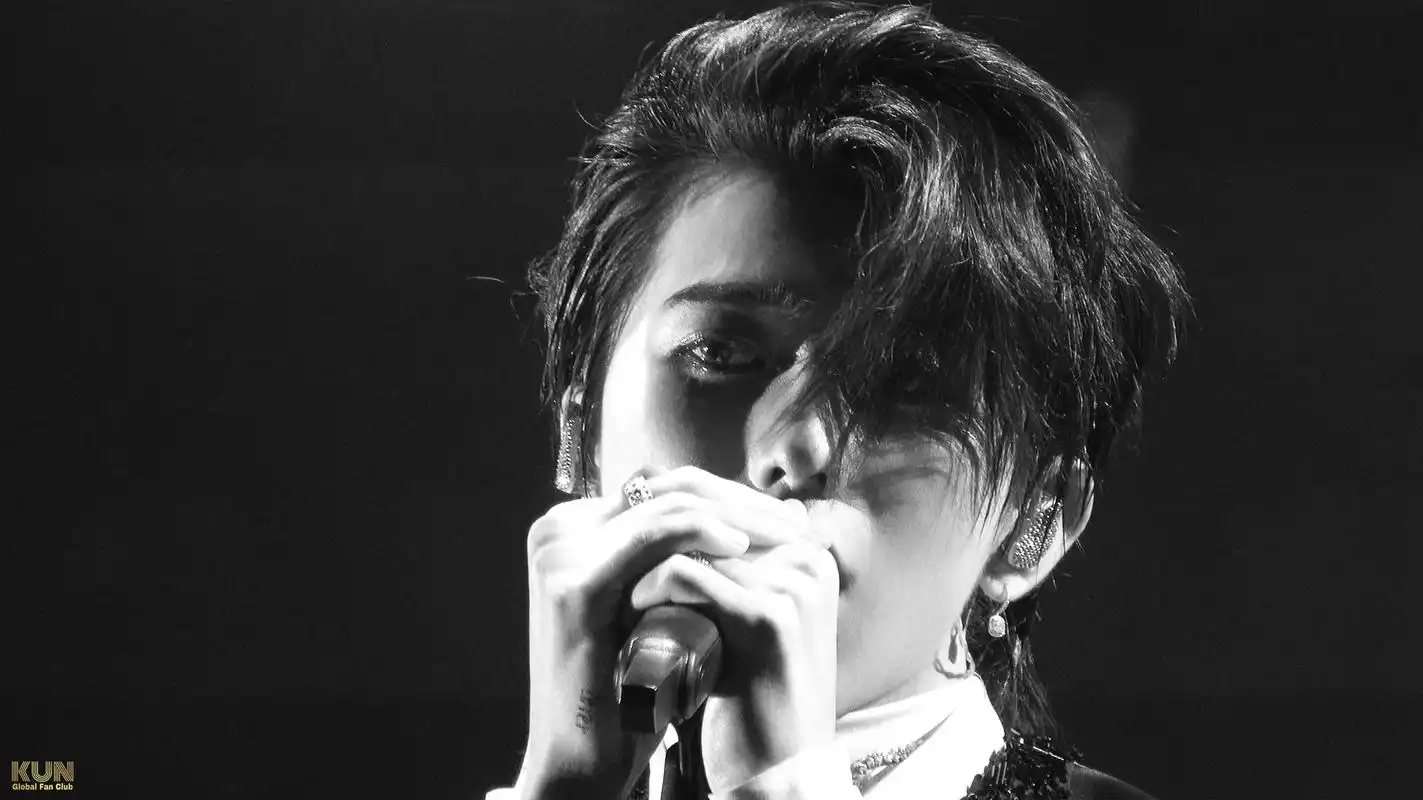 蔡徐坤2021个人巡回演唱会   画面定格渲染黑白 阴影阵阵边界点星 泪