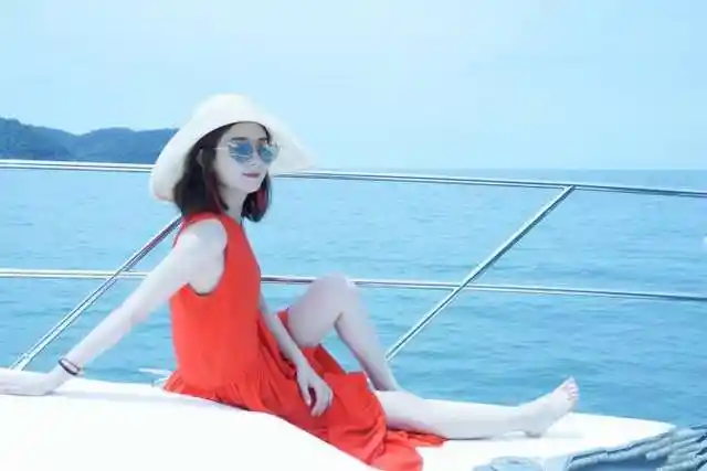 工作狂赵丽颖海边悠闲度假 网友: 终于等到你发自拍了