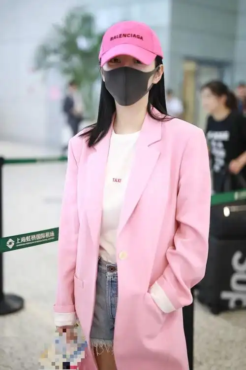 景甜街拍:粉西装搭配牛仔热裤 balenciaga包粉嫩甜美