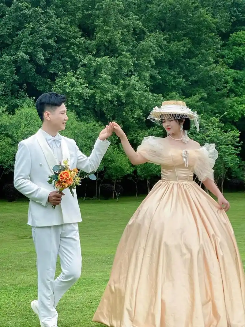 首先感谢漂亮的化妆师廖廖老师,帅气的摄影王俊凯老师; 拍婚纱照是一