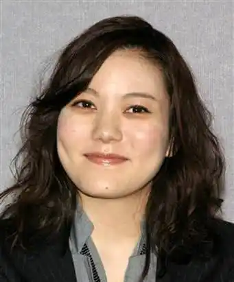 她是藤原拓海的女朋友因陈冠希而一蹶不振如今少女变成大妈