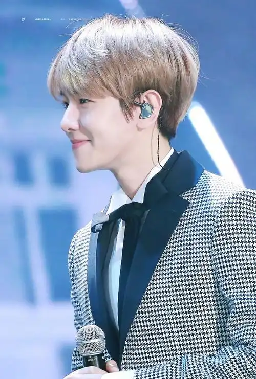 伯贤正脸训练照#边伯贤寸头正脸训练照,wuli伯贤连寸头都这么可爱呜