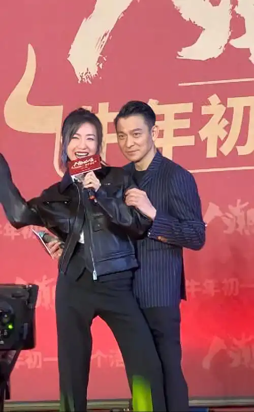 万茜在片中则和刘德华有一段感情线,在影片的发布会上,万茜还和刘德华