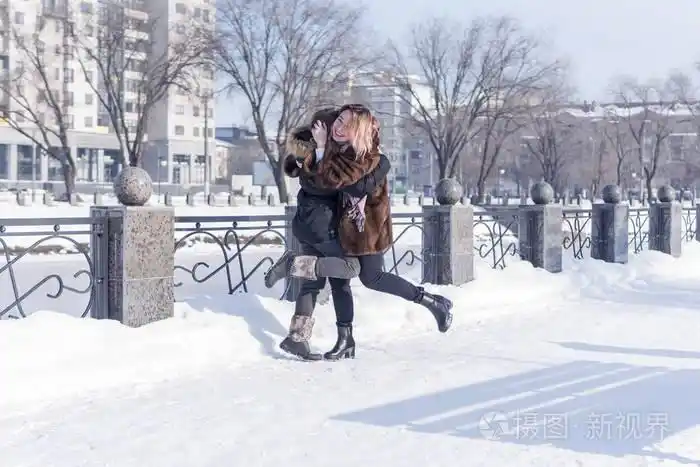 两个女人在河边拥抱