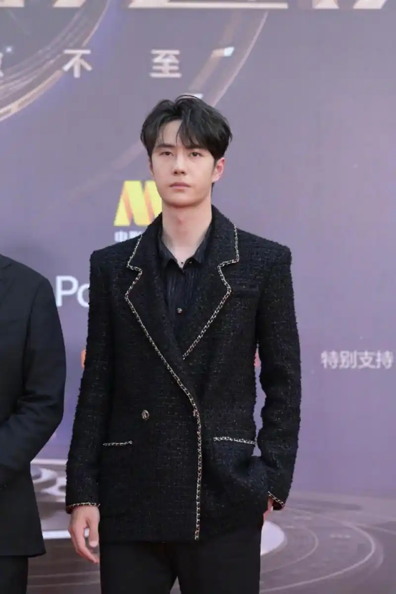王一博红毯怼脸生图状态# 发现个问题,王一博又一个耀眼时刻,身着