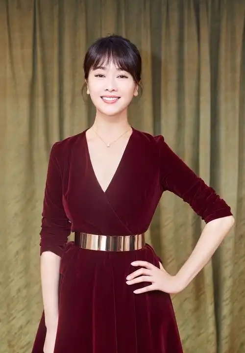 42岁左小青终于找对风格一身酒红色丝绒裙高贵知性看着像20岁