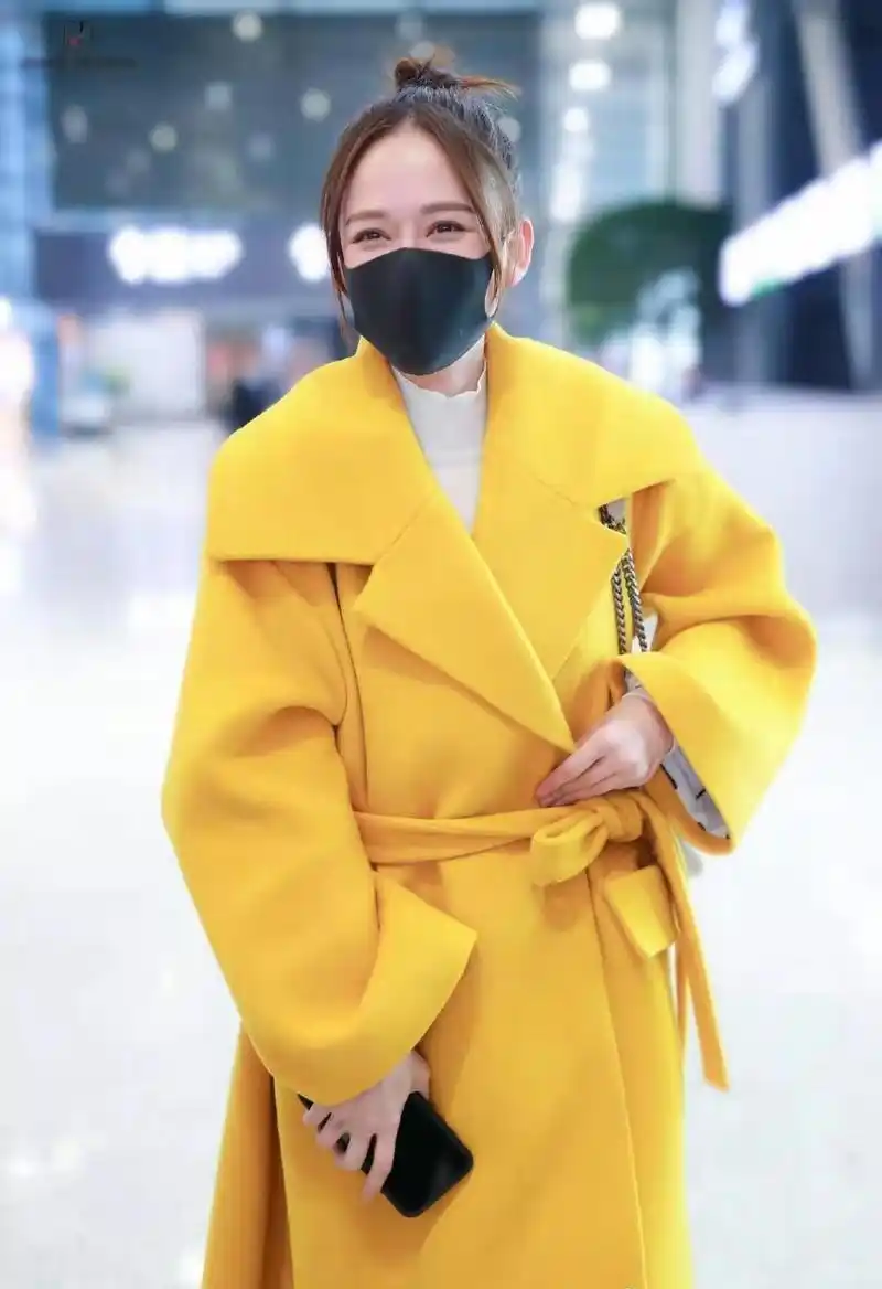 黄色大衣配什么颜色内搭最好看(黄色大衣配什么内搭)