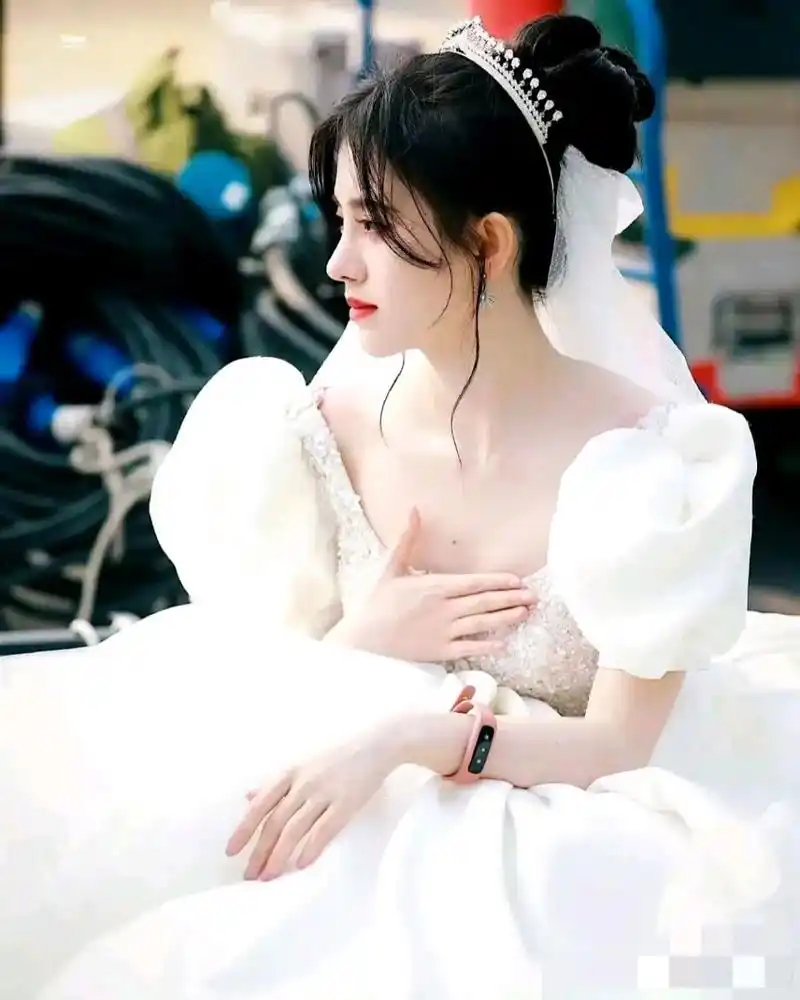 鞠婧祎婚纱造型甜美迷人,每个女孩都有一个婚纱梦,只是随着时间的推移