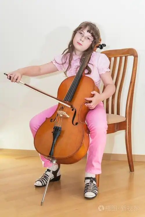 年轻漂亮的女孩实践演奏大提琴