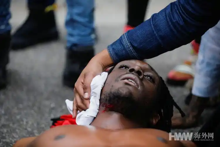 美国男子遭警察枪杀示威者与警方激烈冲突