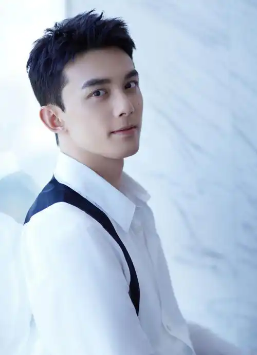 吴磊白衬衫背带造型##吴磊的脸颊痣