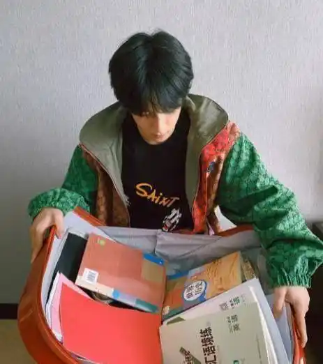 刘耀文受到了不少的"宠爱",虽然年龄最小,但刘耀文的长相却很man,一点