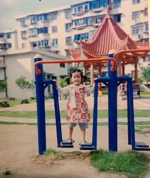 徐娇晒小时候照片难怪周星驰会看上她小时候就喜欢表演