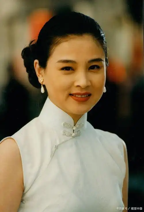 演员赵明明:刚出产房就被离婚,单亲妈妈23年,风光背后有眼泪