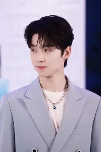 张嘉元碧欧泉站台美图楼持续更新戴眼镜太有味道了我已经不行了被帅的