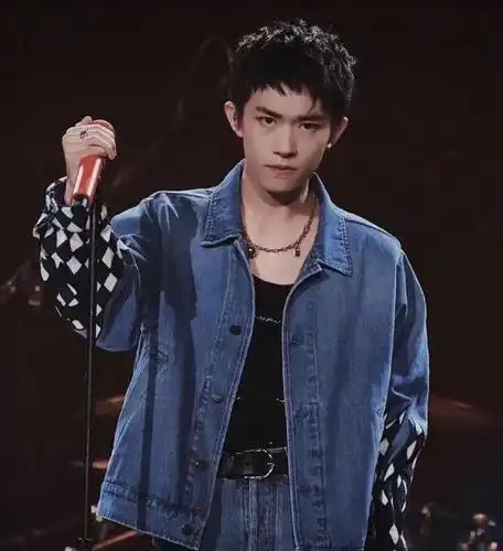 男星的狗啃刘海造型华晨宇奶萌千玺酷帅刘昊然自己剪的