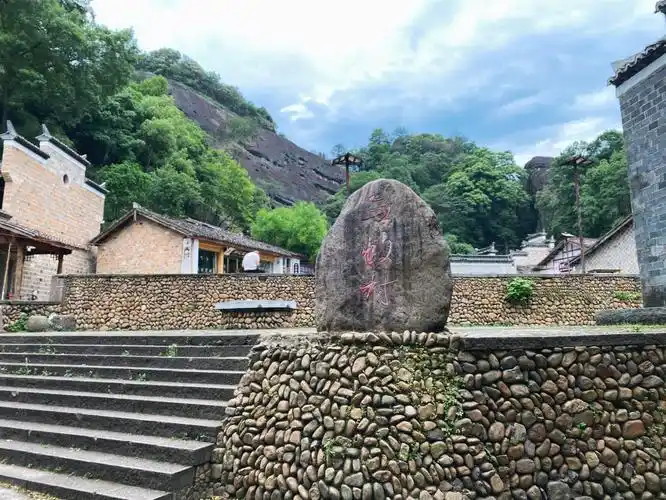 坐观光车来到无蚊村,该村依山傍水,峰峦秀丽,村内树木葱茏,村前碧波