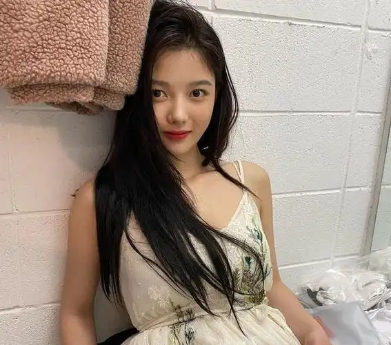 金裕贞最新简历照释出长发飘飘气质满分清纯泪痣自带初恋感