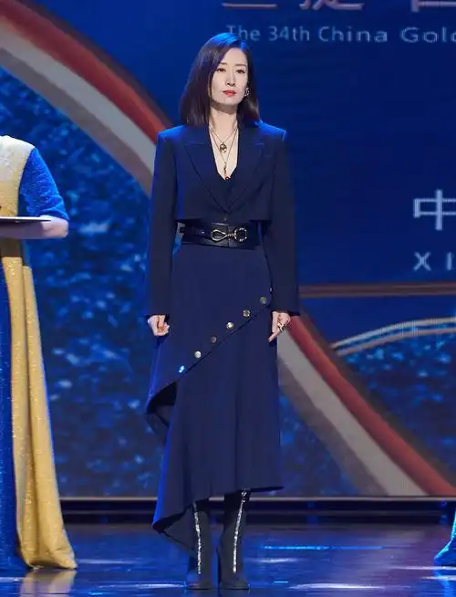 刘敏涛提名金鸡奖最佳女主角 蓝裙造型优雅万分