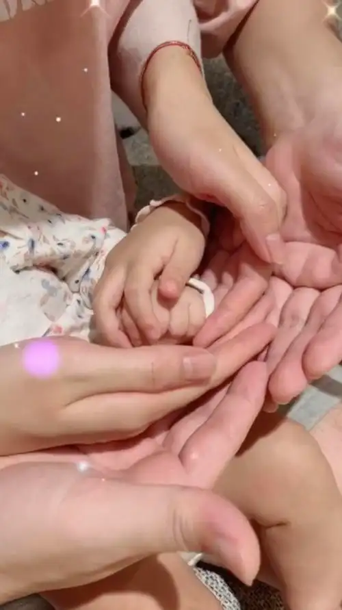 陈赫官宣二胎得女,一家四口大手裹小手,安安最爱妹妹开心到飞起