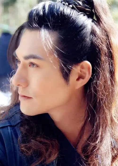 每一个五官都称得上精美绝伦,严屹宽的颜值真是绝了!