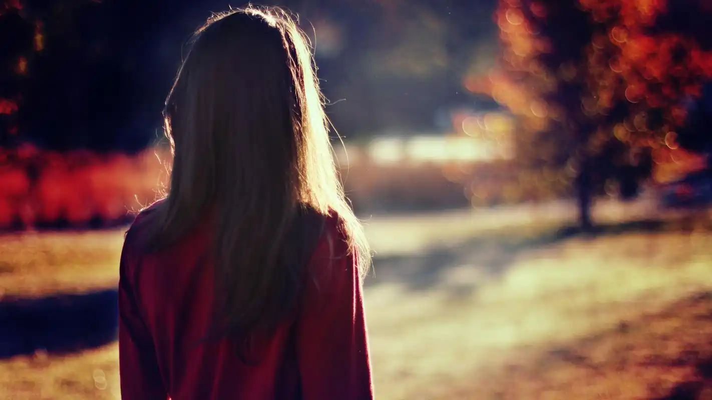 一个人走路的背影图片