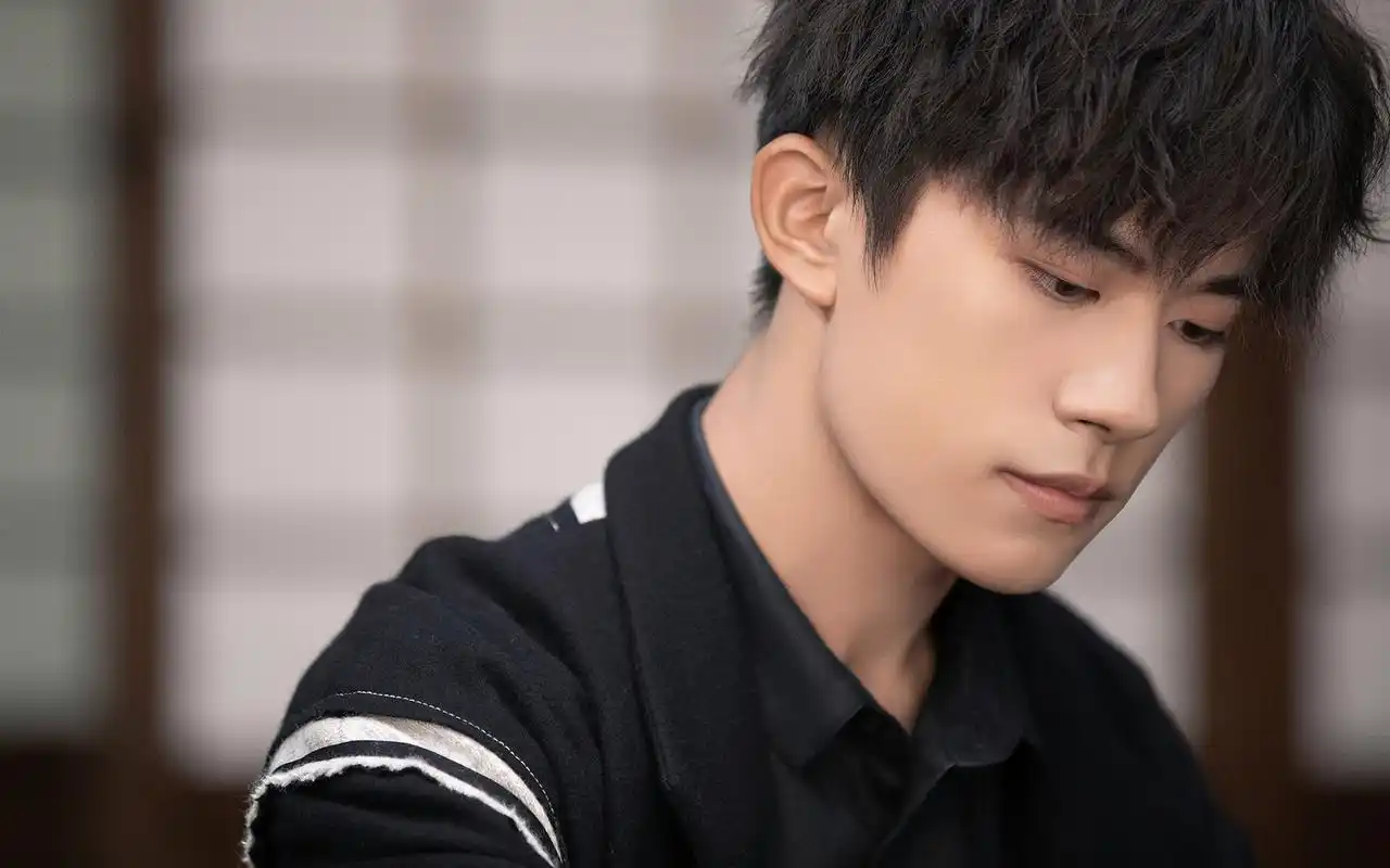 易烊千玺儒雅古韵桌面壁纸