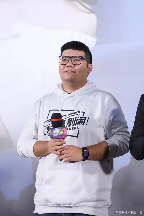 高超演技引人入胜高晓攀,尤宪超作为相声界的资深演员,其表演技艺自然