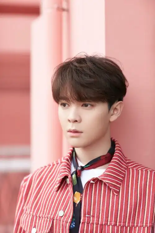 尤长靖红色条纹帅气街拍图片