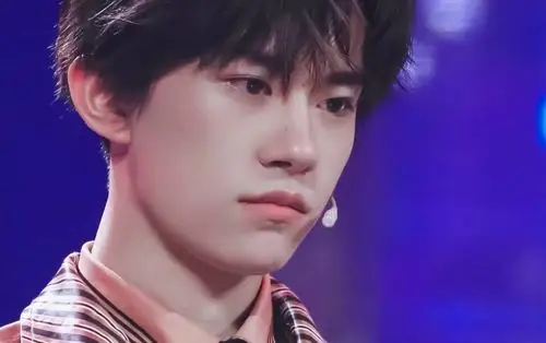 中分暖男易烊千玺上线,手腕上的饰品再现老干部风范