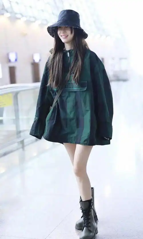 杨幂又玩下衣失踪大长腿配马丁靴时尚又休闲