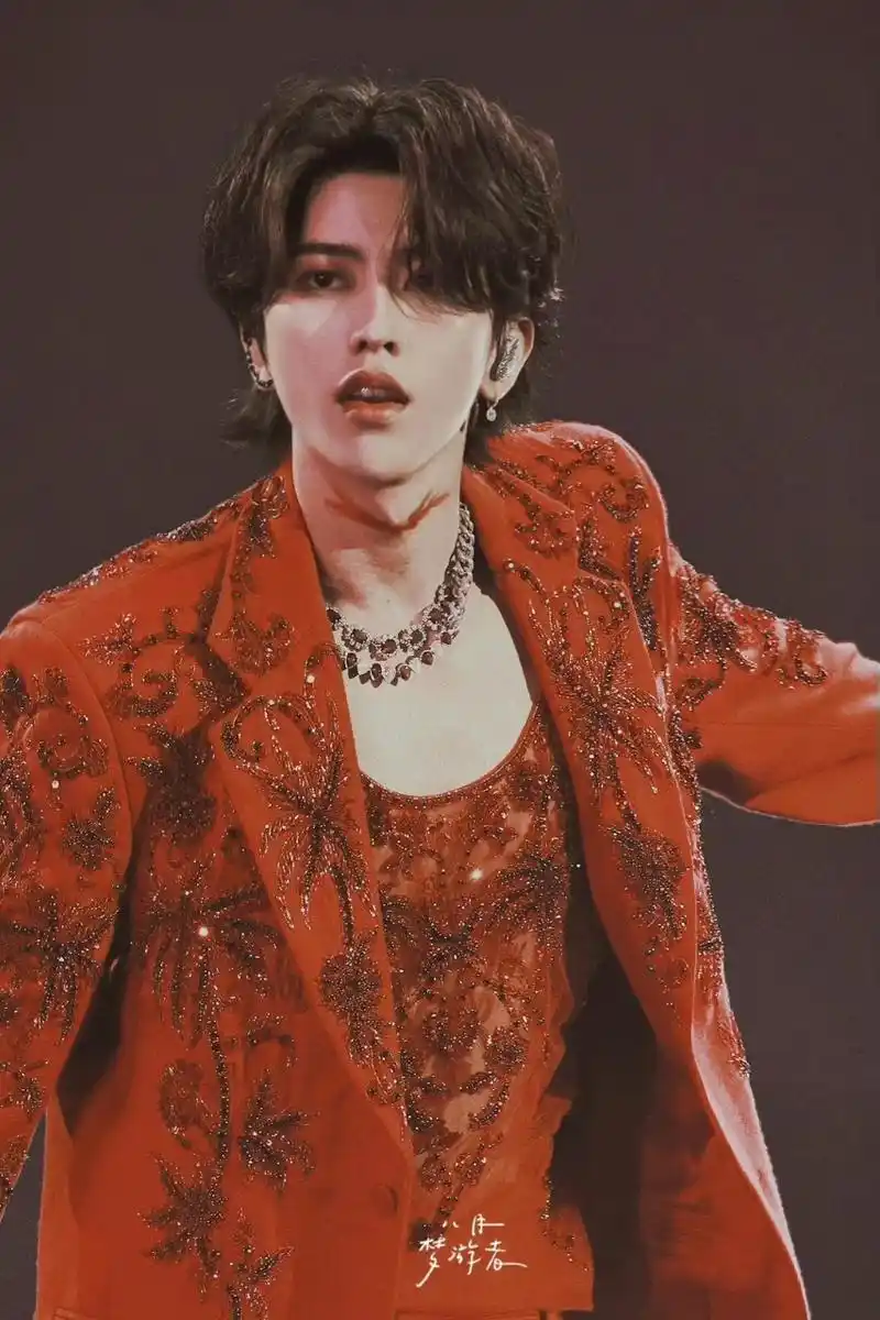 15新加坡场演唱会现场饭拍来了,蔡徐坤红衣《现象》登场979797